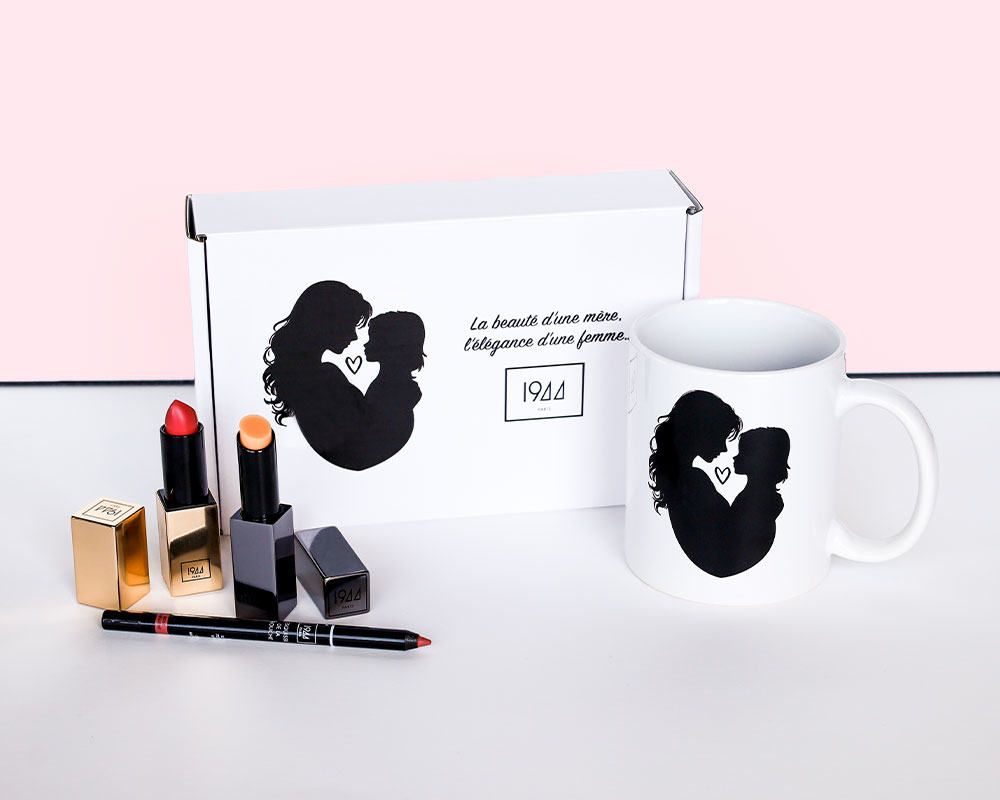 Le mug + La boite offerts pour l'achat d'un rouge à lèvres satiné + 1 esquisse de la bouche + 1 baume à lèvres
