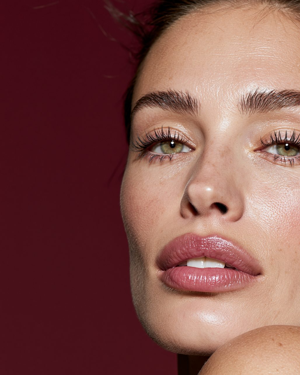 Femme choisissant les prochains gestes de son rituel beauté