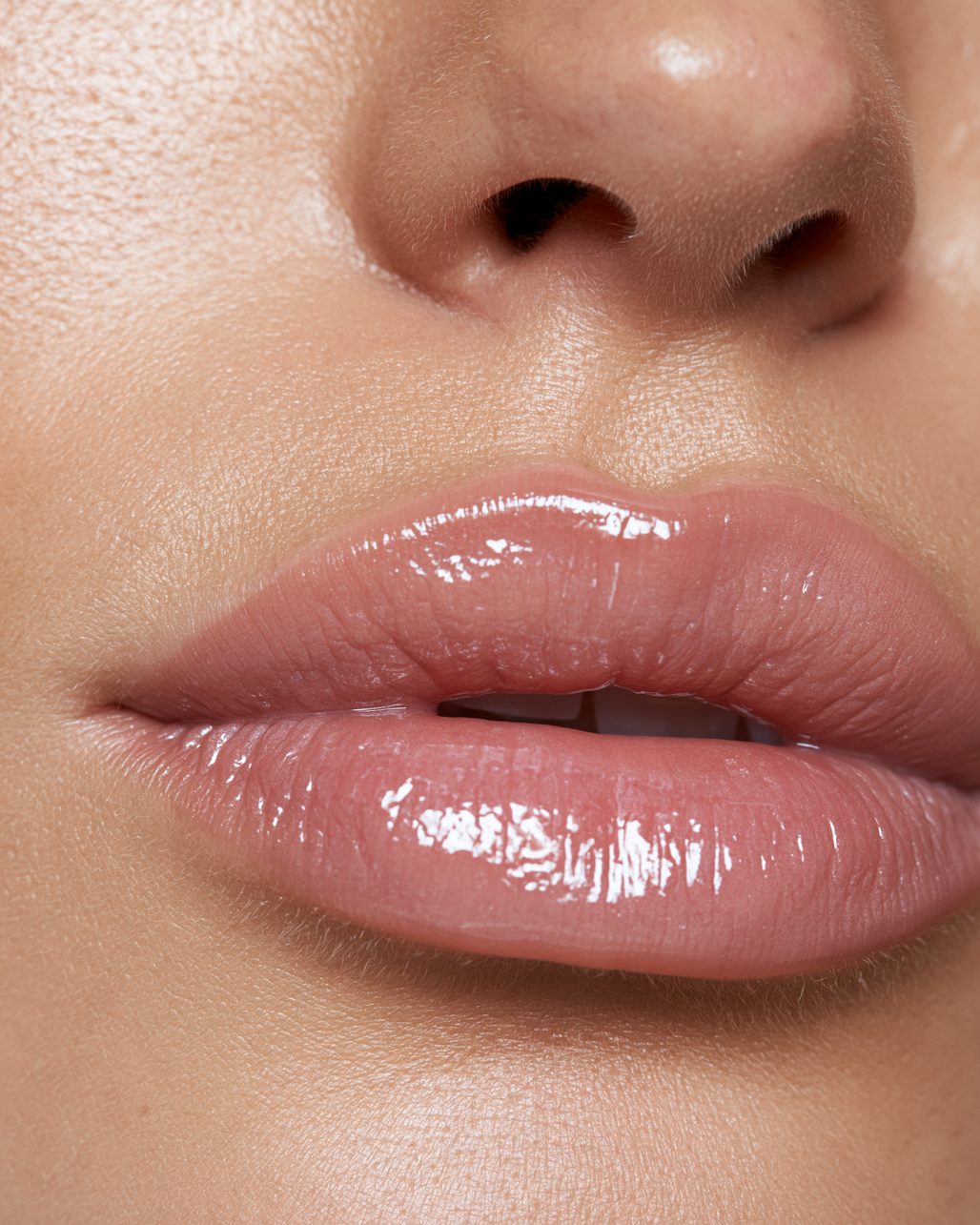 Femme appliquant délicatement son maquillage devant un miroir