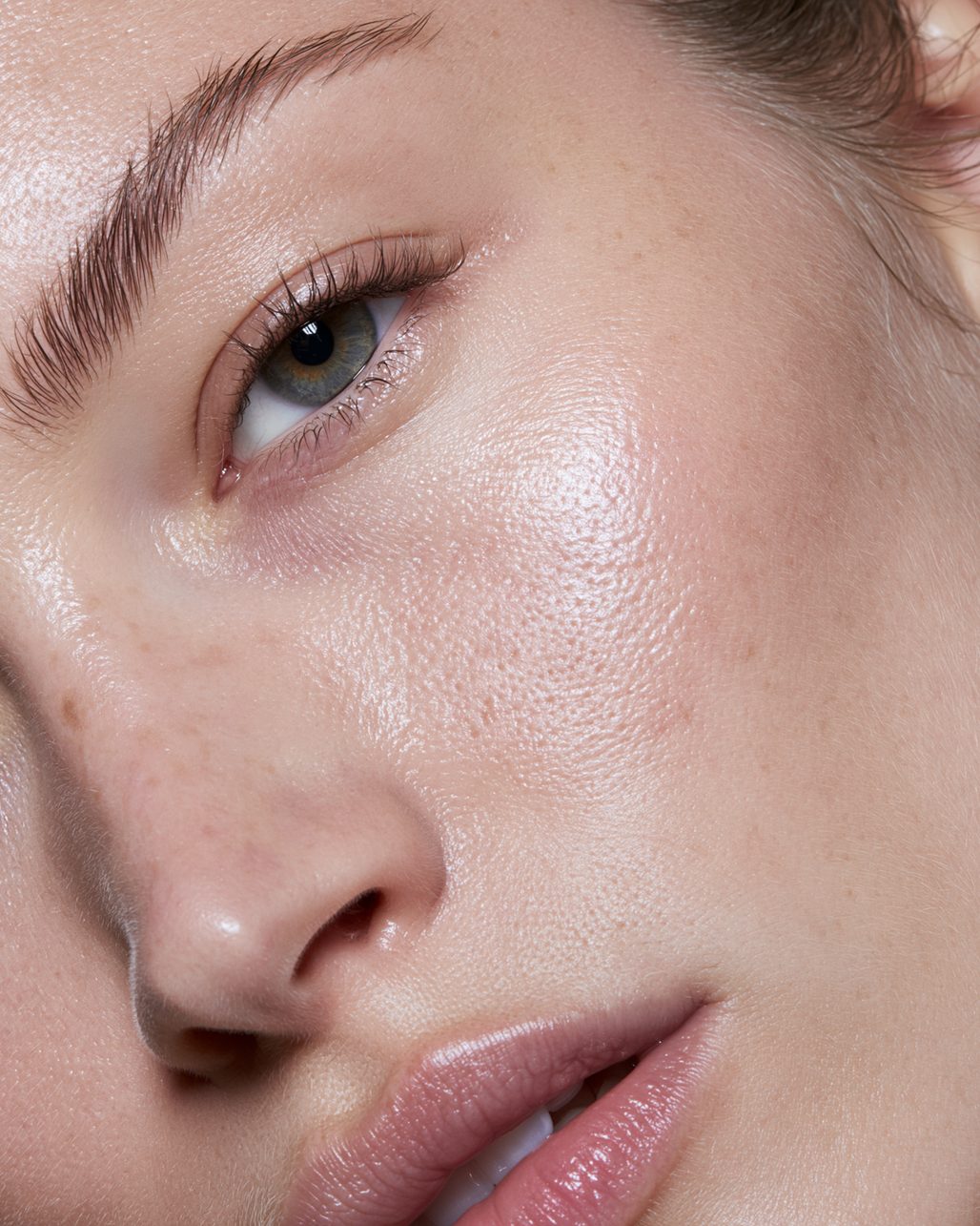 Femme appliquant délicatement son maquillage devant un miroir