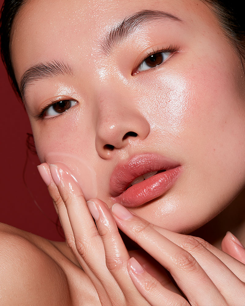 Femme choisissant les prochains gestes de son rituel beauté