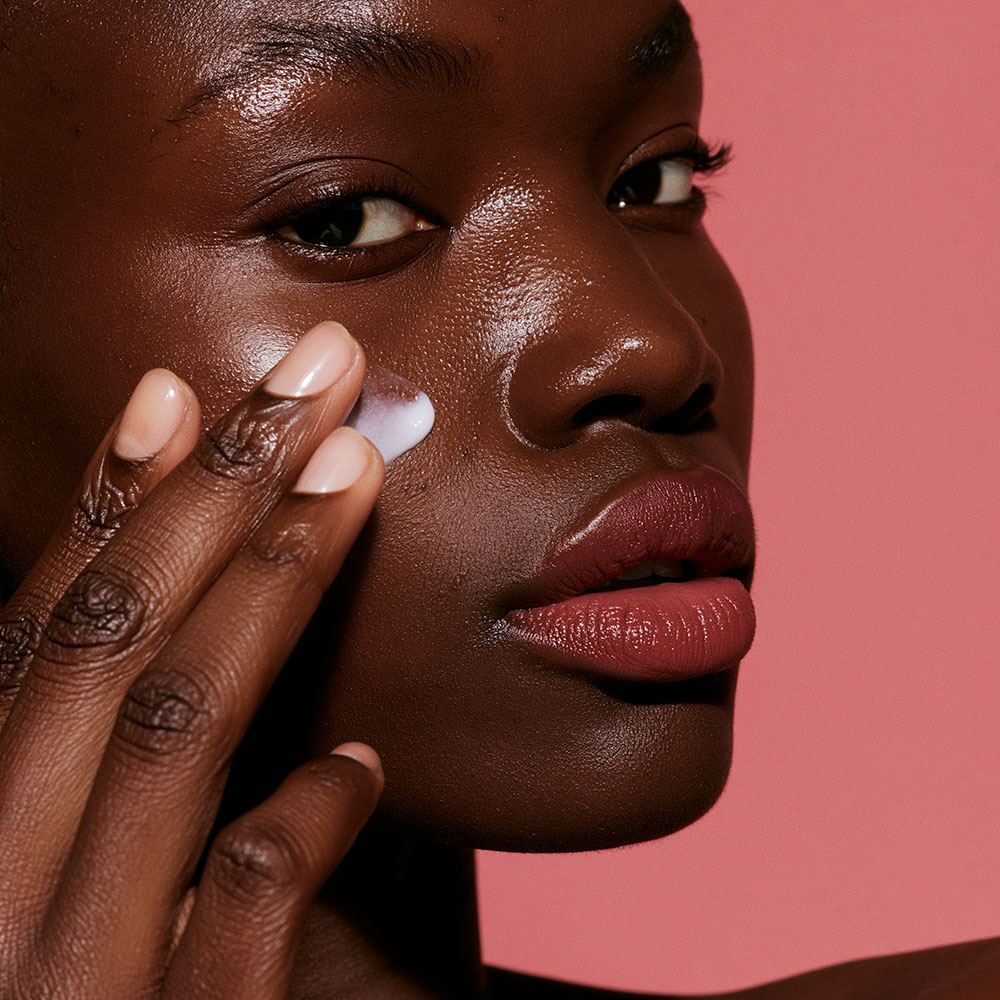 Femme à la peau lumineuse après son rituel de soin