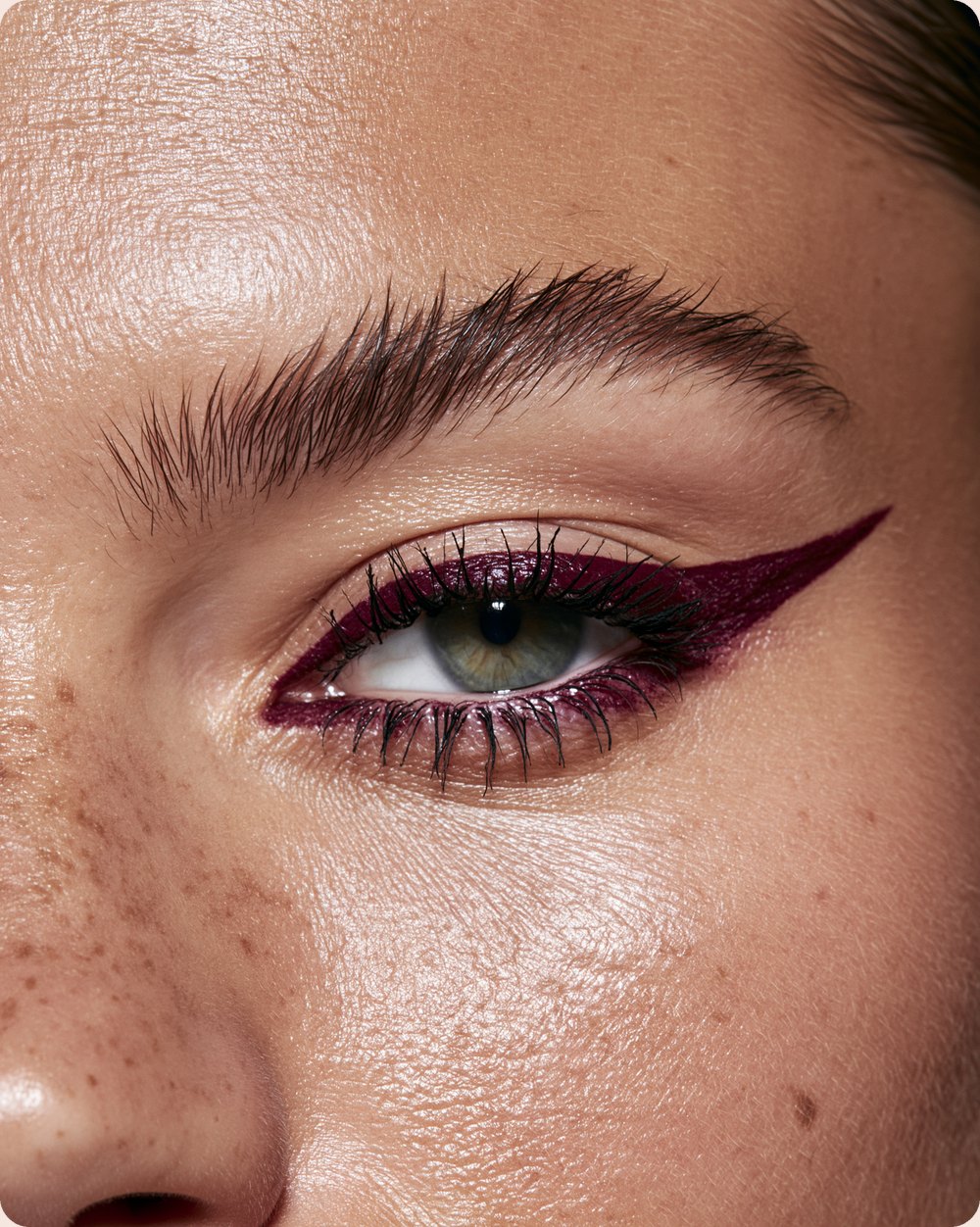 Regard couture : trait graphique prune avec le Crayon Yeux Couture