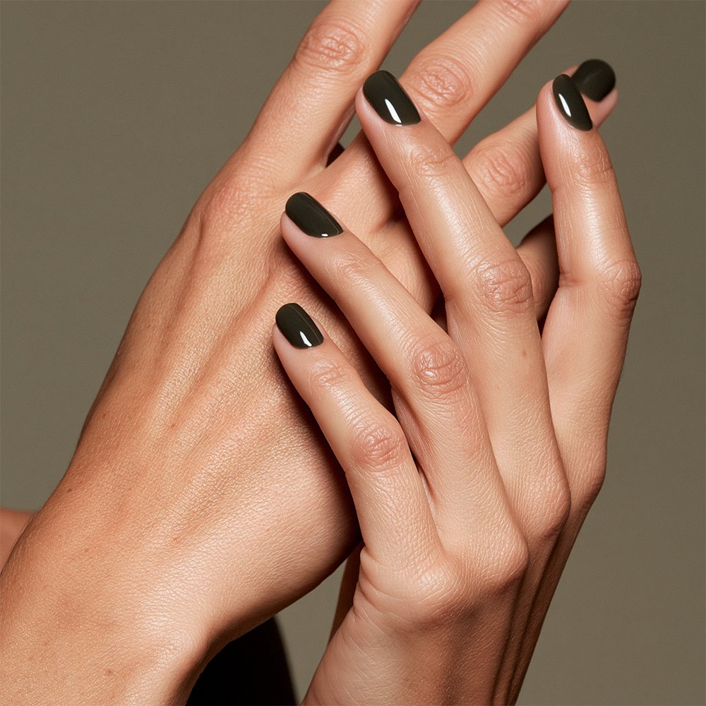 Mains avec manucure gel vert olive 1944 Paris