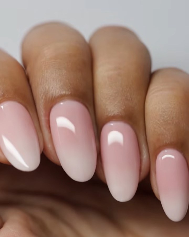 Baby Boomer rose laiteux réalisé au Gel Vegan Olivia — voir le tutoriel vidéo
